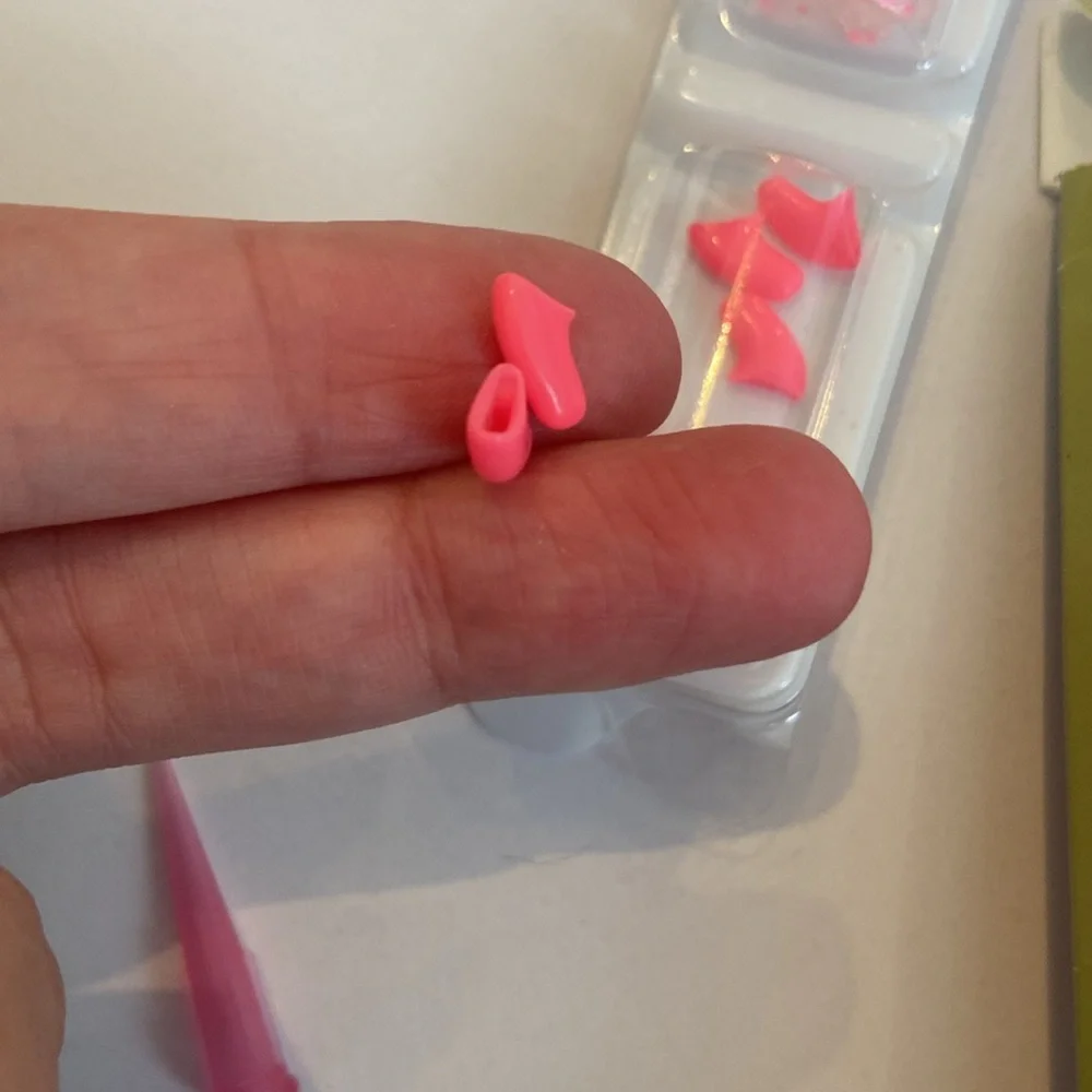 Kitty caps-nail caps for cats (size small cats 6-8 lb)